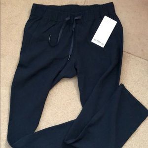 NWT lululemon on the fly pant navy woven size 8